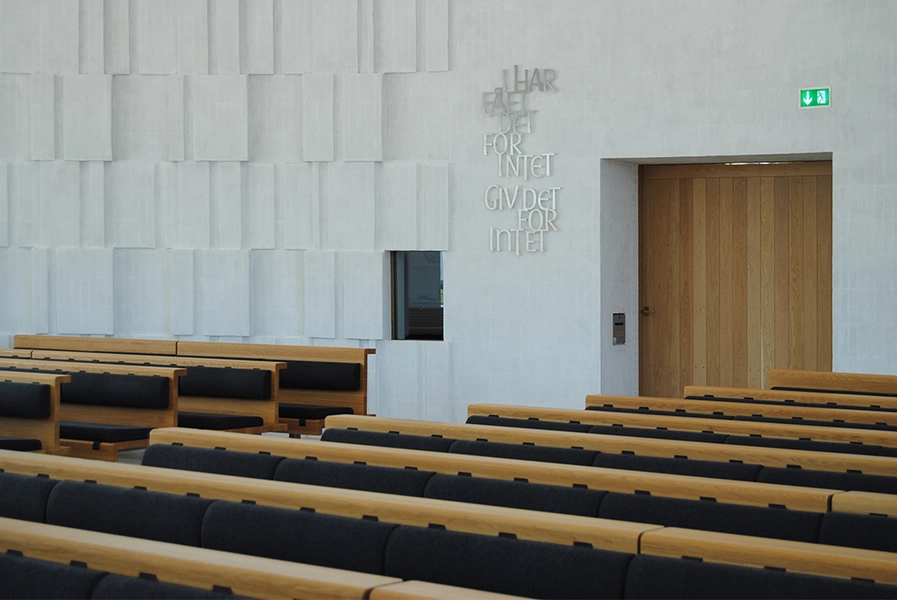 Helligtrekongers Kirke Vindue fra legerum