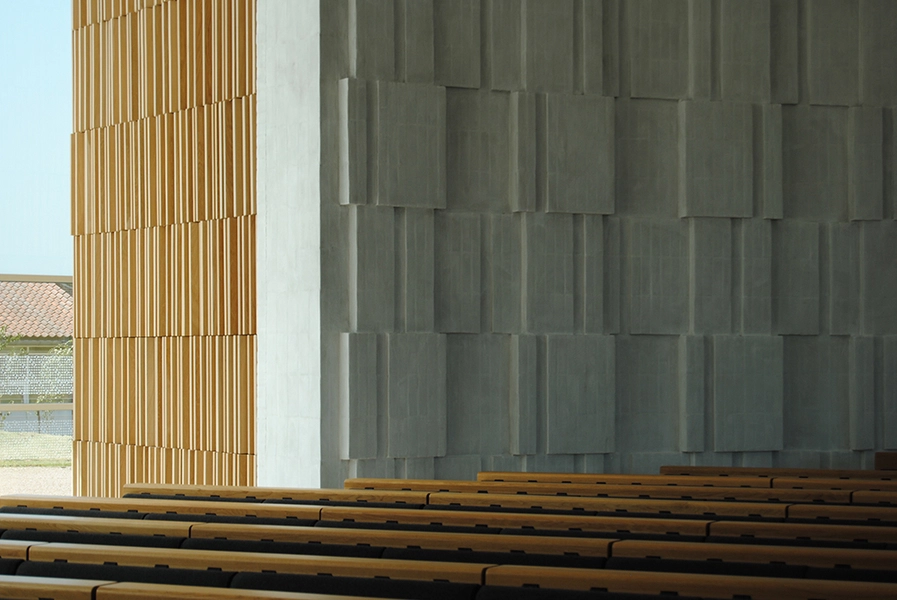 Helligtrekongers Kirke Relief af egetræ og tegl