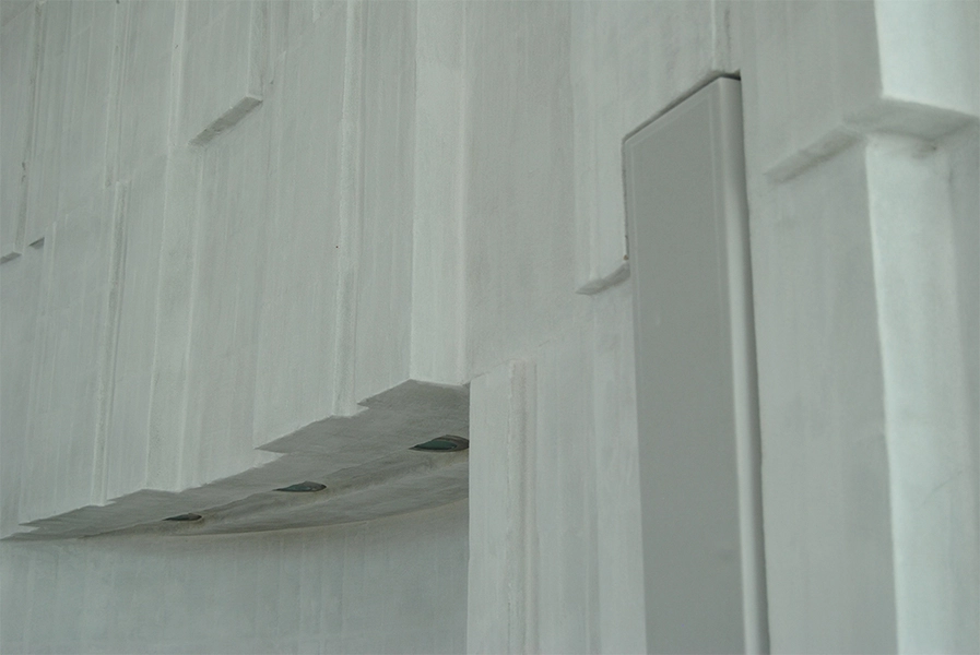 Helligtrekongers Kirke Meget af kirkens udstyr integreret i bygningen