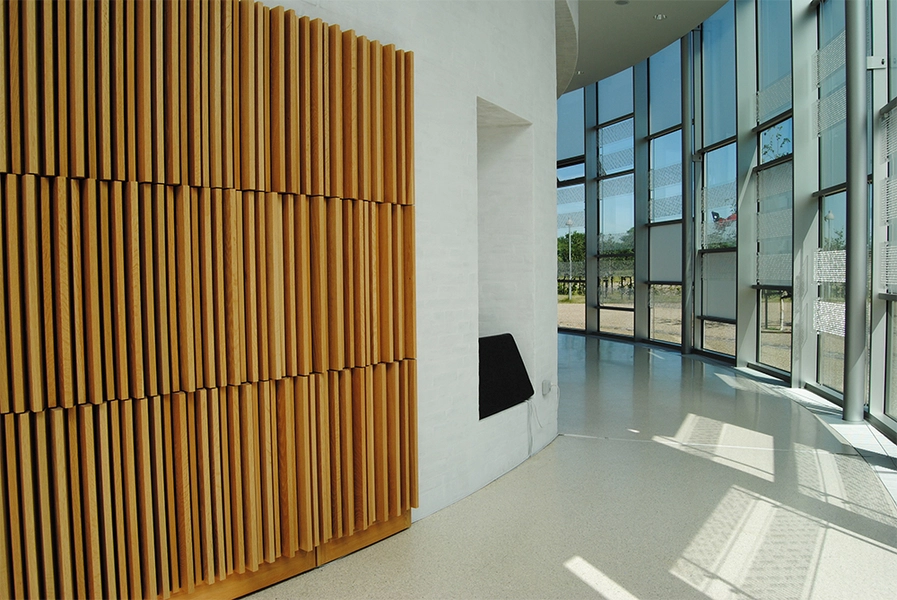 Helligtrekongers Kirke Indbygget skab, bag alteret