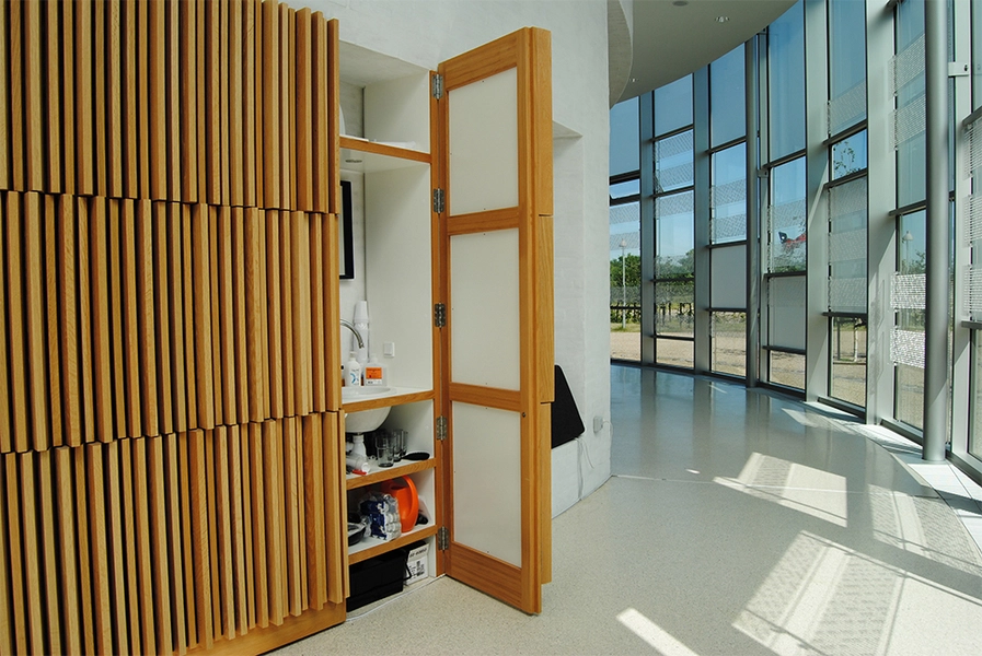 Helligtrekongers Kirke Indbygget skab, bag alteret