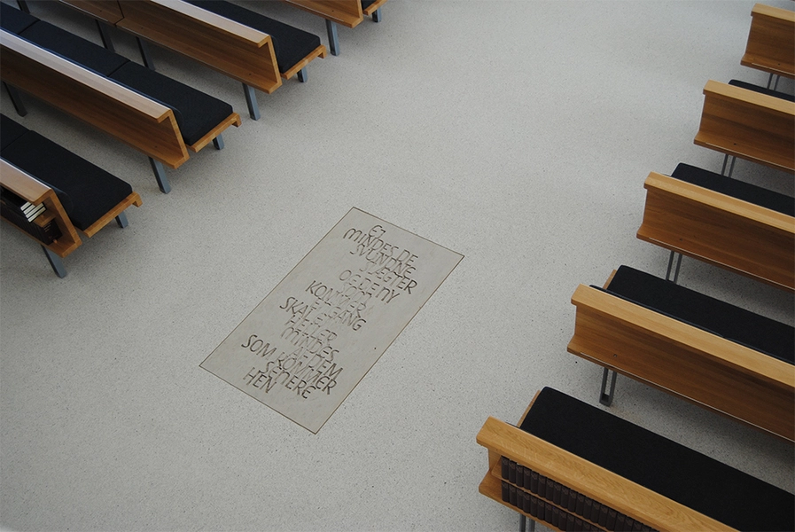 Helligtrekongers Kirke Tavle i kirkens gulv, ved indgangen til kirkerummet