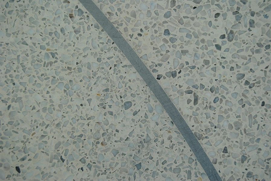 Helligtrekongers Kirke Detalje fra kirkens terrazzo-gulv af marmor og granit