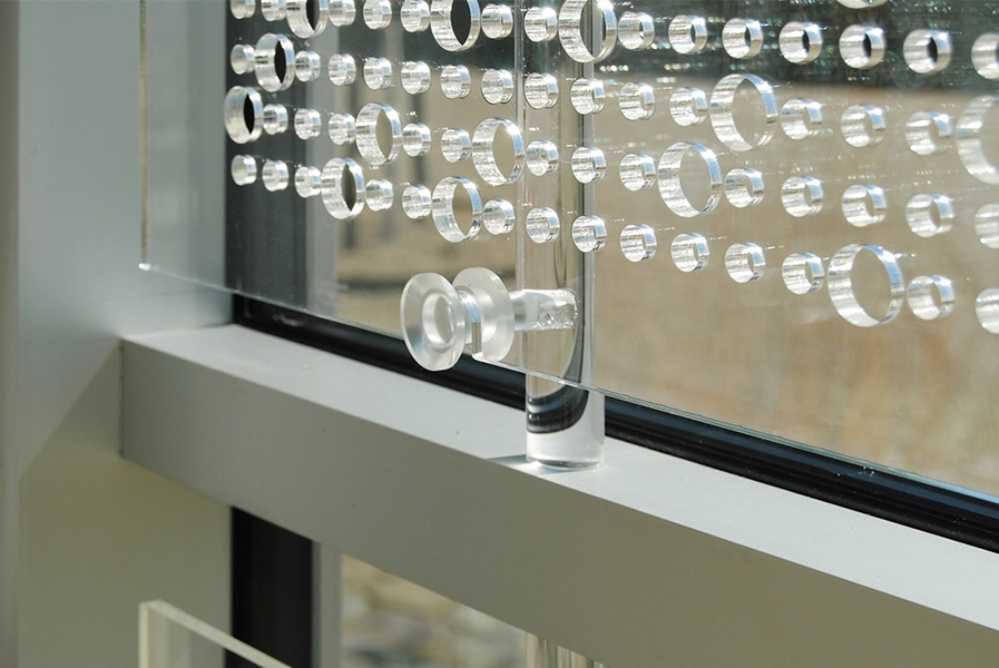 Helligtrekongers Kirke Detalje, perforeret plexiglasplade på den indvendige facade