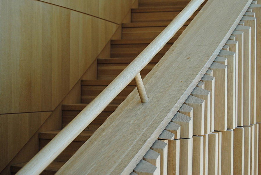 Helligtrekongers Kirke Detalje fra trappen til pulpituret