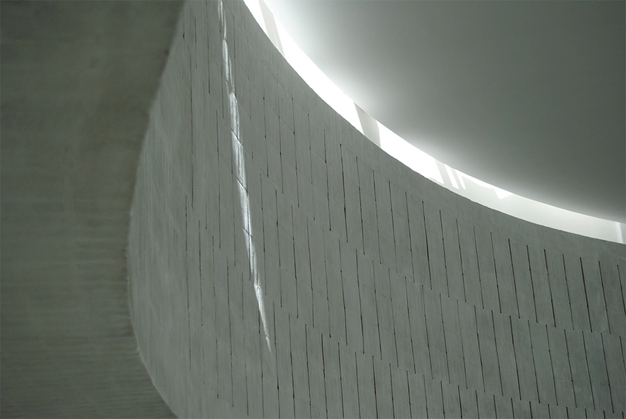 Helligtrekongers Kirke Lysindfald fra oven i kirkerummet