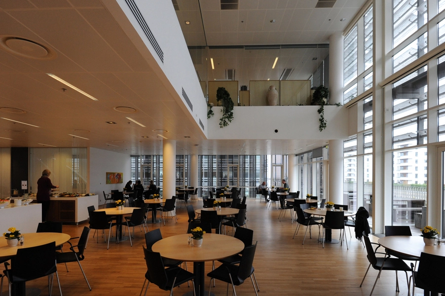 Sampension Kantine med dobbelthøjde i glasgavl mod syd