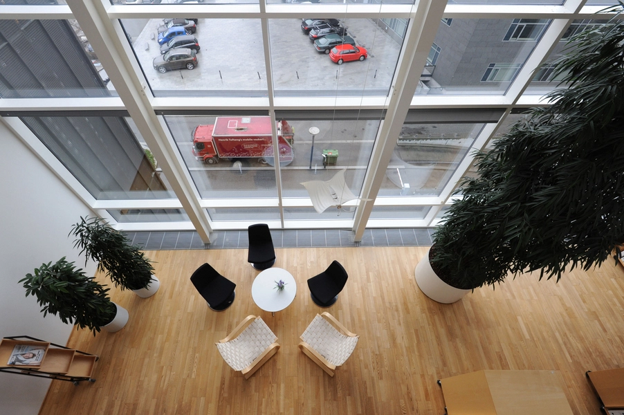 Sampension Møderum med dobbelt højde i glasgavl mod nord