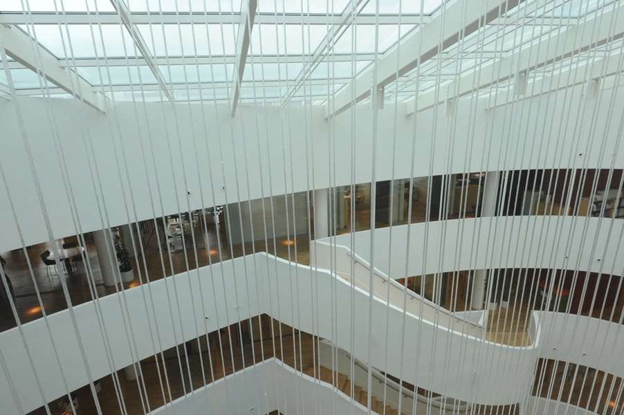 Sampension Ovenlys set gennem glasvæg fra møderum