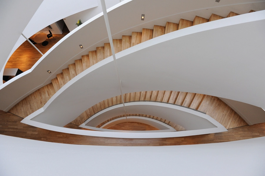 Sampension Kig ned gennem trappe