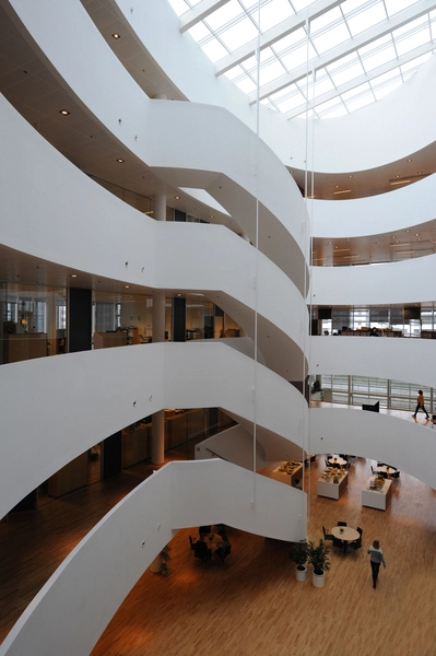 Sampension Atrium set mod syd med trappe til venstre