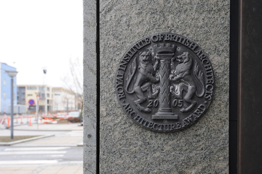 Sampension RIBA plakette ved hovedindgangen