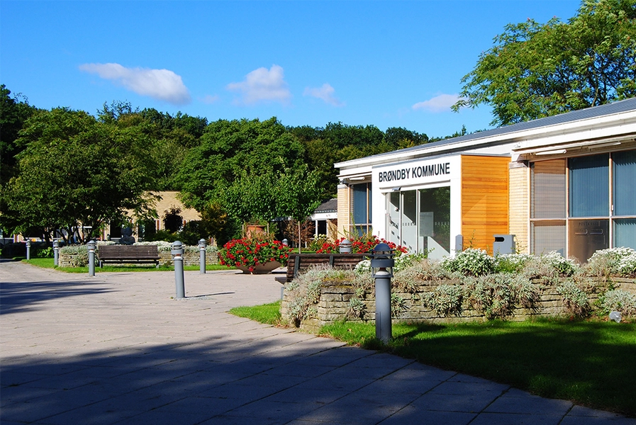 Brøndby Rådhus Indre have på Brøndby Rådhus med indgang til Borgerservice