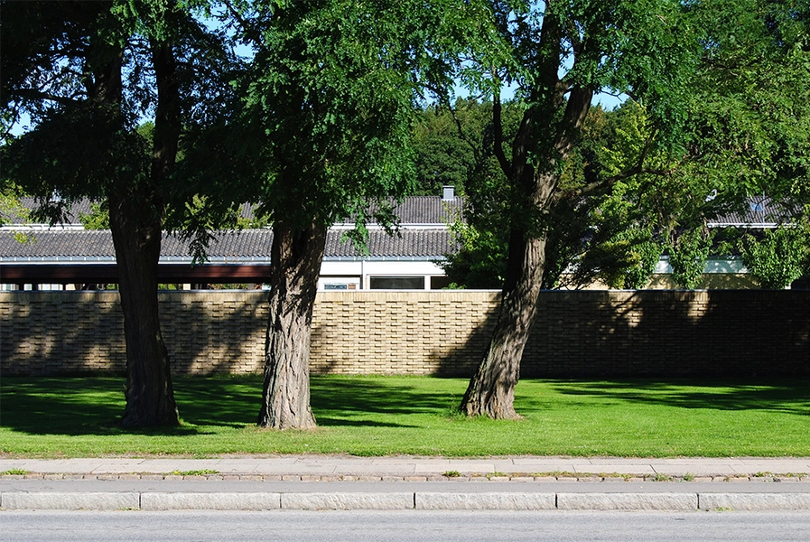 Brøndby Rådhus Anlægget er mod Park Allé omkranset af en 2 m høj mur