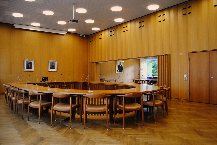 Brøndby Rådhus Byrådssalen, med foldevæggen mod Mødelokale 1 trukket til side