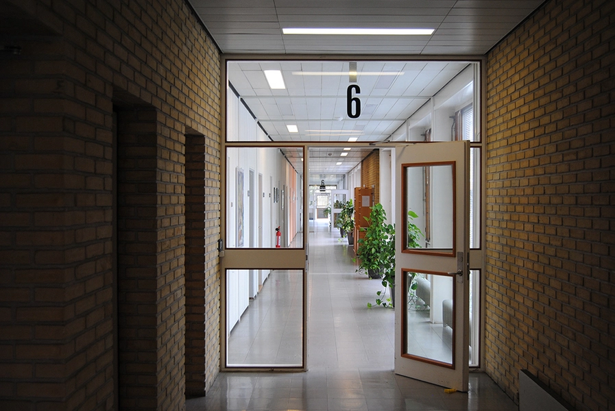 Brøndby Rådhus Eksempel på en af de mange tværgående gange på rådhuset