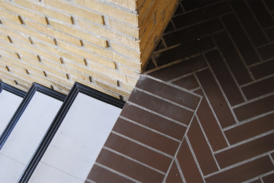 Brøndby Rådhus Hårdføre materialer i de borgernære områder