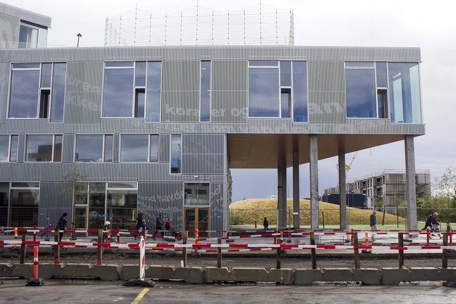 Skolen i Sydhavnen Udsmykning, tekst i facaden