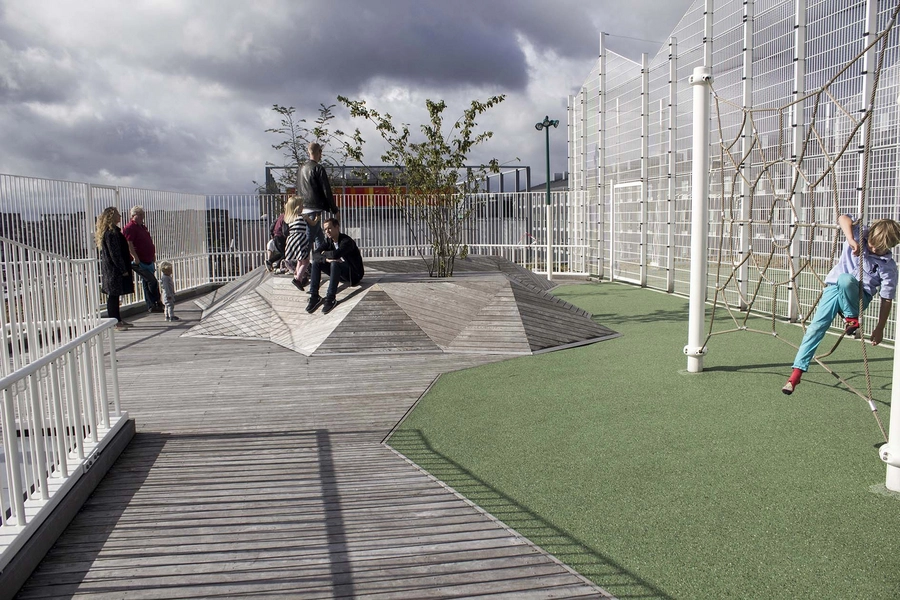 Skolen i Sydhavnen Legeplads på tagterrassen med motoriklandskaber