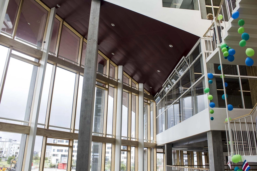 Skolen i Sydhavnen Glasfacade ved indgangen til atriet