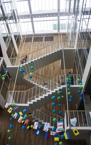 Skolen i Sydhavnen Atrium, der forbinder etagerne