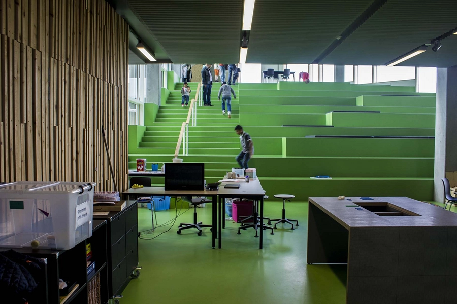 Skolen i Sydhavnen "Den grønne trappe", gangareal med plads til leg