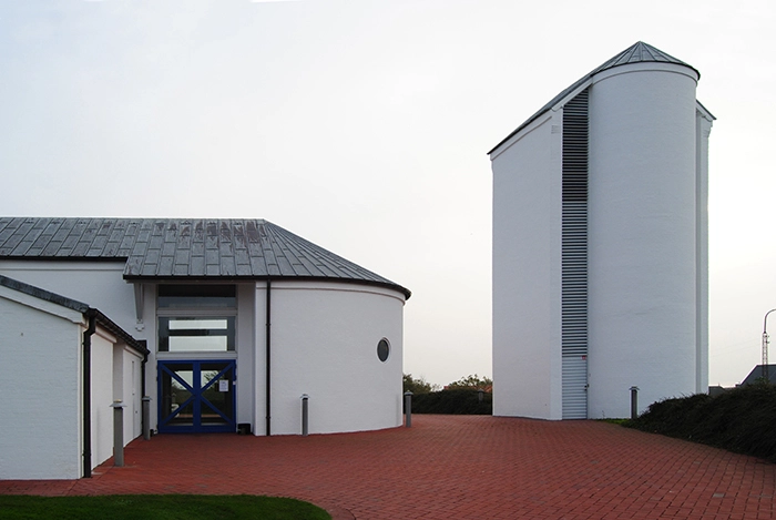 Hjerting Kirke Kirkens indgang, set mod syd