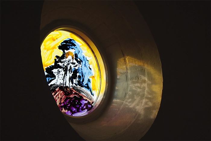 Hjerting Kirke Glasmalerier af Robert Jacobsen i våbenhuset