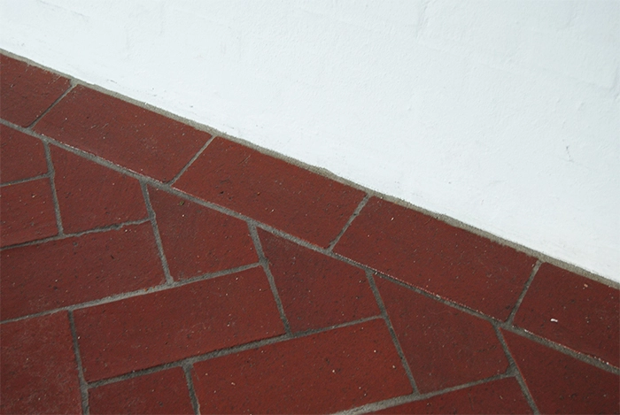 Hjerting Kirke Møde mellem væg og gulv i våbenhuset