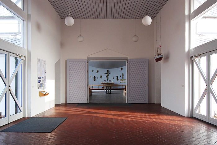 Hjerting Kirke Indgang til kirken, set fra våbenhuset