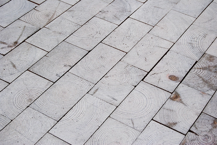 Hjerting Kirke Kirkens lyse gulv består af olie- og kridtbehandlede fyrretræsklodser