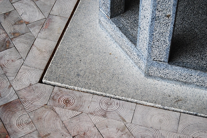 Hjerting Kirke Detalje fra døbefont. Den er hugget i bornholmsk granit og står på en plade af portugisisk granit.