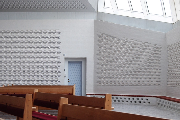 Hjerting Kirke Fra kirkerummet er der indgang til tilstødende lokaler