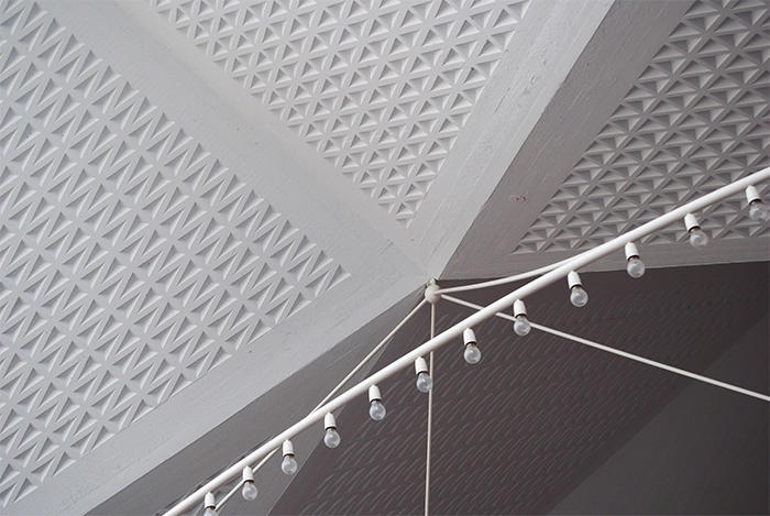 Hjerting Kirke Detalje fra kirkerummets hvælvede betonloft