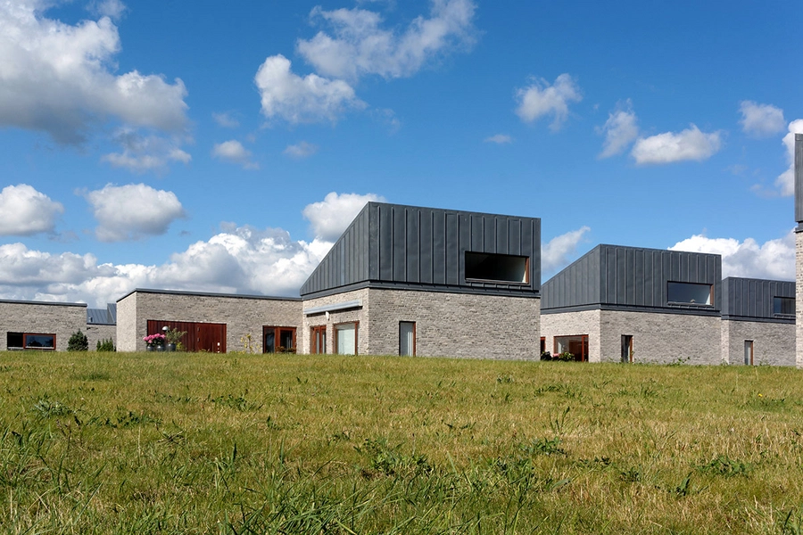 Slotshusene Bebyggelsen i landskabet, de karakteristiske zinktage, med vinduer