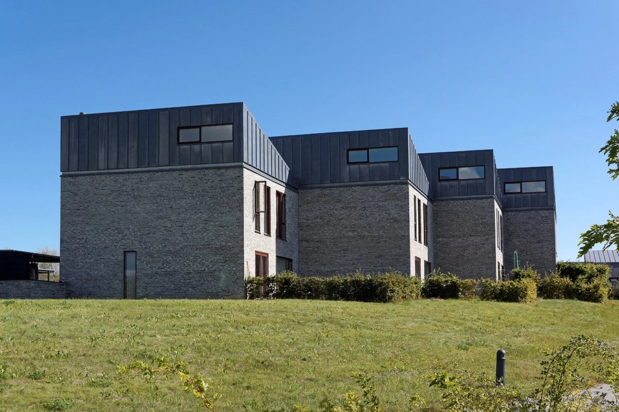 Slotshusene De karakteristiske zinktage, med vinduer