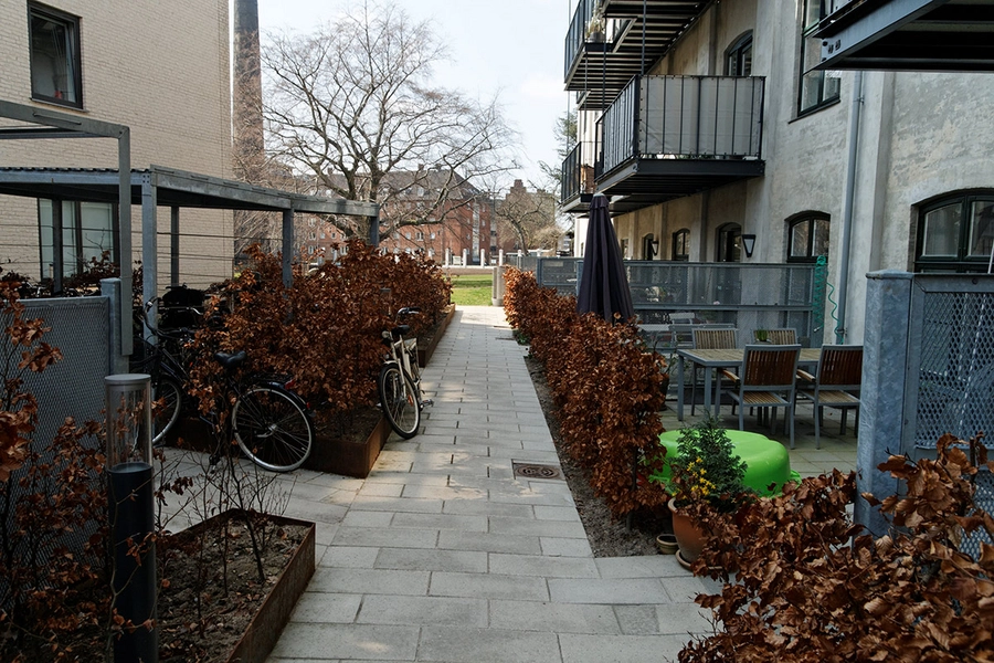 Fasanhaven - Porcelænshaven Rummet mellem bygningskroppene