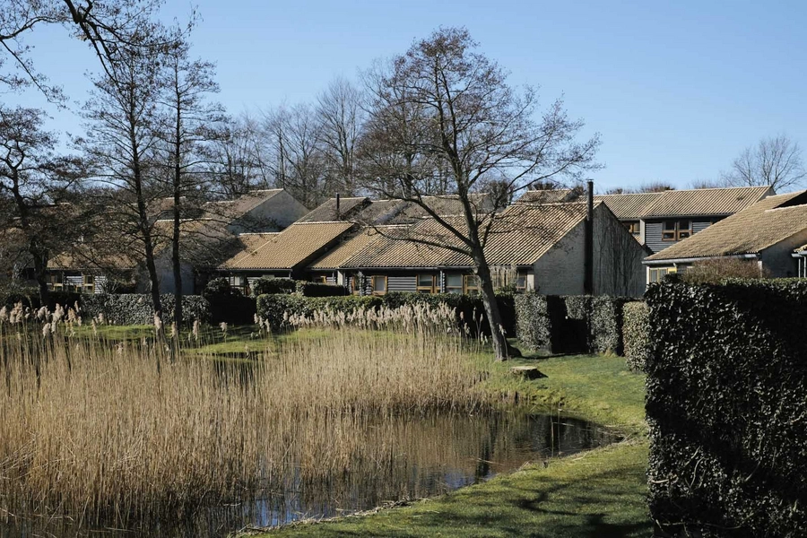 Sjølund Rækkehusene med søen i forgrunden