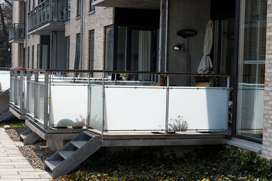 Fajancehaven - Porcelænshaven Trappe fra altan i stueetagen