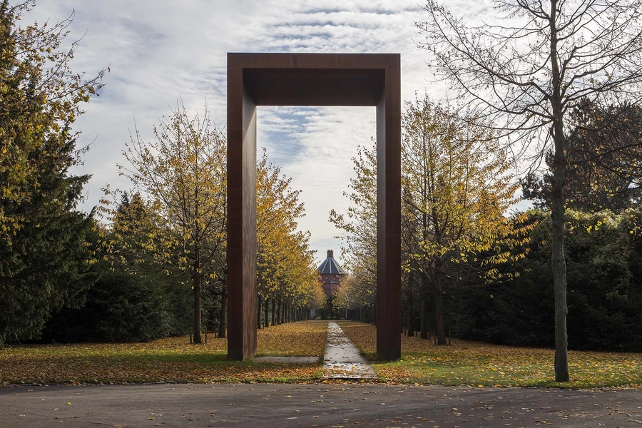 Stjernevejs-projektet - Vestre Kirkegård - Søndre Kapel Blik mod kapellet gennem port