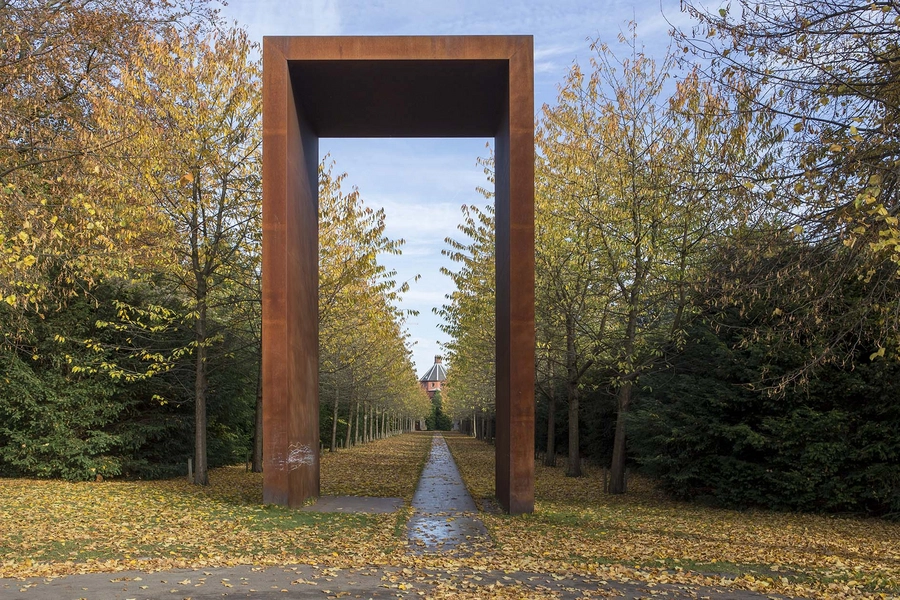 Stjernevejs-projektet - Vestre Kirkegård - Søndre Kapel Blik mod kapellet gennem port