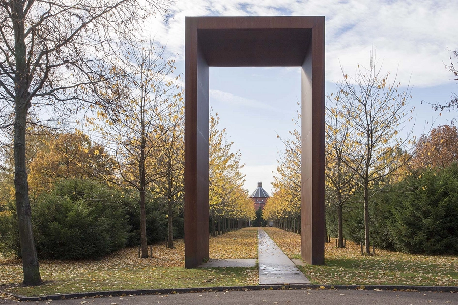 Stjernevejs-projektet - Vestre Kirkegård - Søndre Kapel Blik mod kapellet gennem port