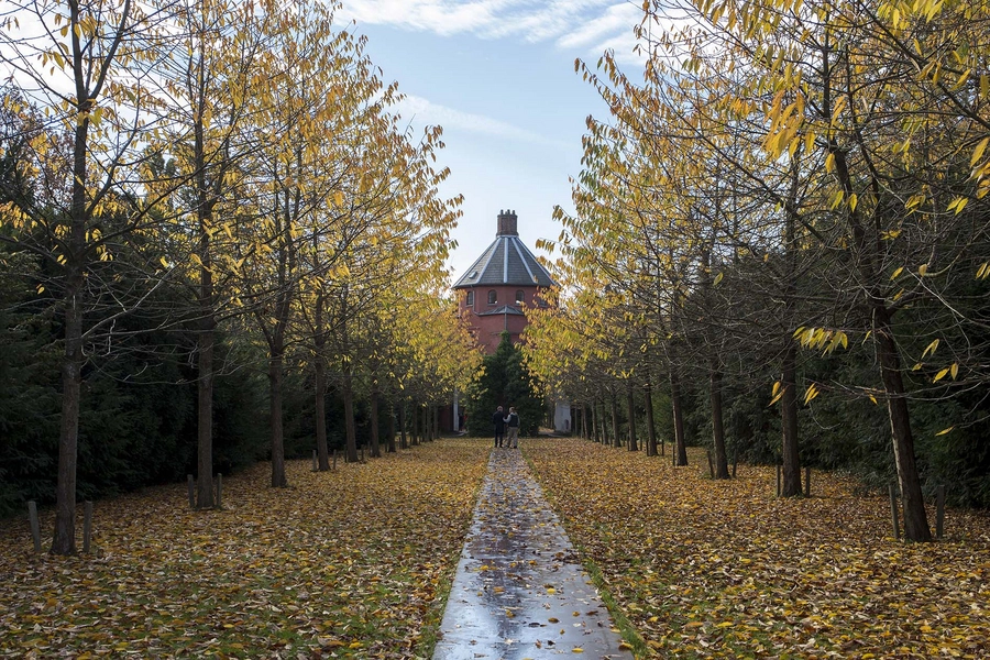 Stjernevejs-projektet - Vestre Kirkegård - Søndre Kapel Blik mod kapellet langs jernbånd