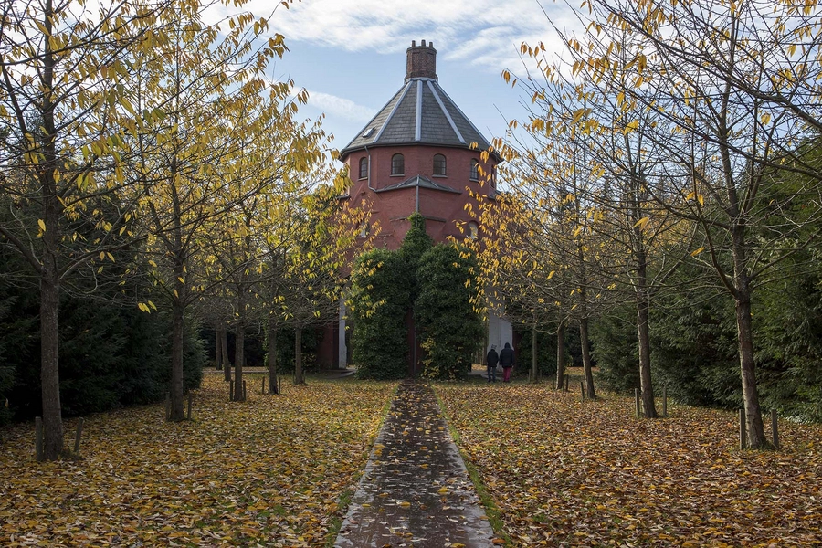 Stjernevejs-projektet - Vestre Kirkegård - Søndre Kapel Kapellet set langs sti, jernbåndene møder kapellets hjørner, ikke åbningerne
