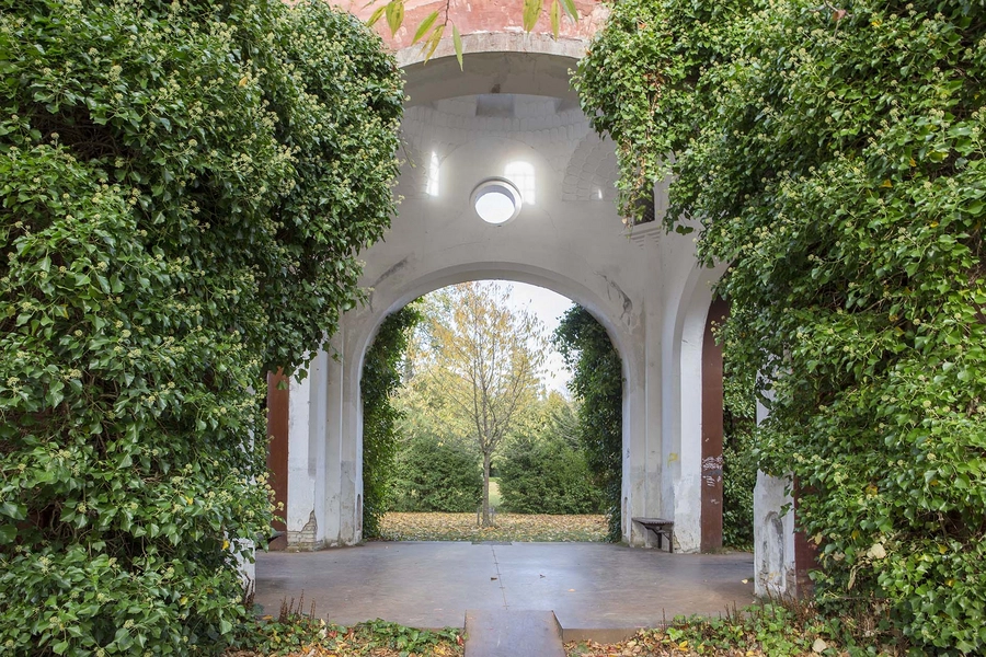 Stjernevejs-projektet - Vestre Kirkegård - Søndre Kapel Kig gennem tp af kapellets fire åbninger, bygningen er på vej til at blive helt omsluttet af klatrevækster
