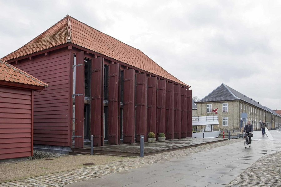 Mærsehuset Blik fra nord langs Takkeloftsvej, med Masteskurene i forgrunden