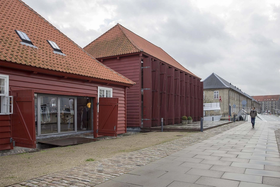 Mærsehuset Blik fra nord langs Takkeloftsvej, med Masteskurene i forgrunden