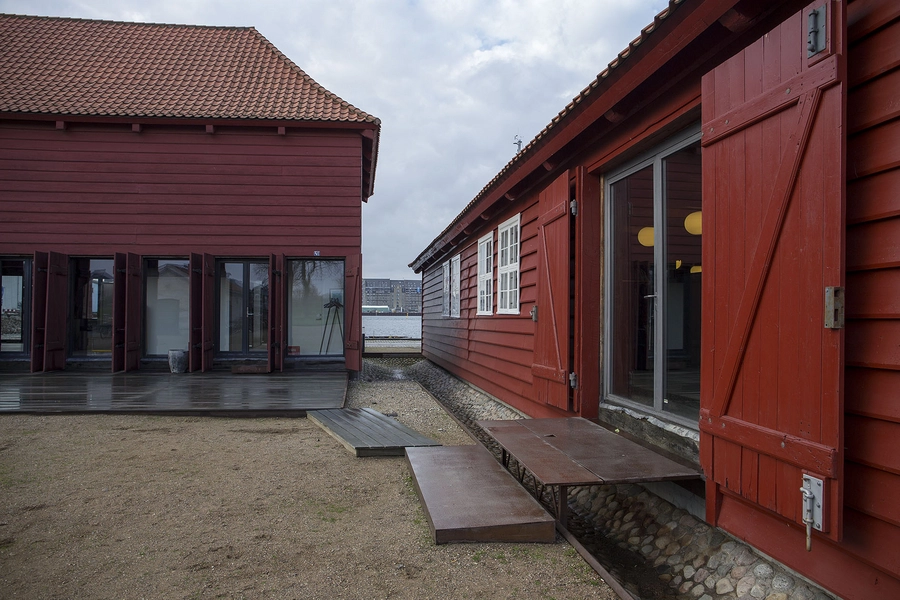 Mærsehuset Østsiden, blik fra øst, Masteskur mod nord