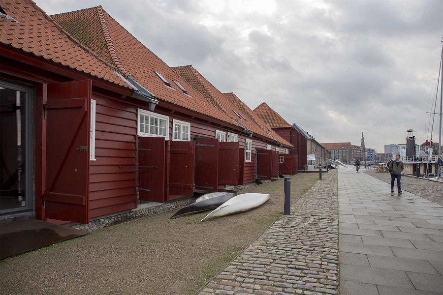 Mærsehuset Blik fra nord langs Takkeloftsvej, med Masteskurene i forgrunden