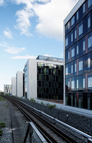 Flintholm Company House Blik langs banelegmet